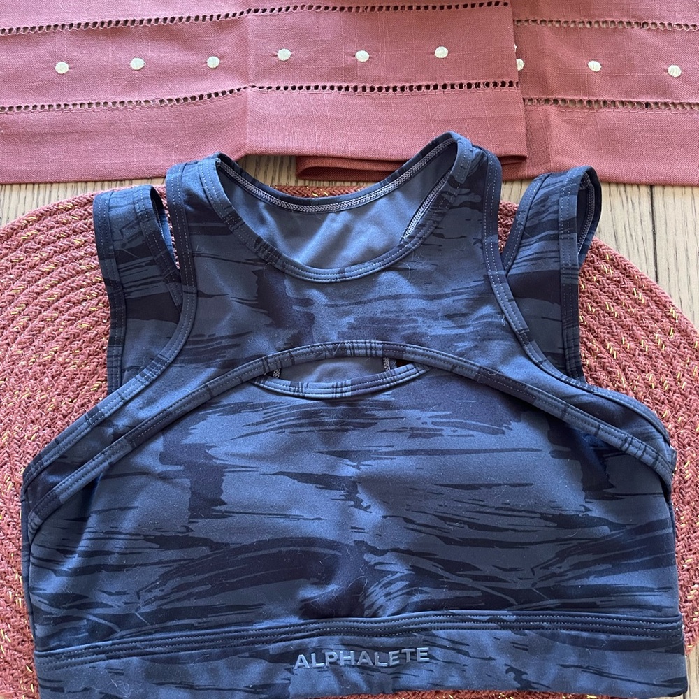 ALPHALETE Strappy sports bra- Size small, removable pads